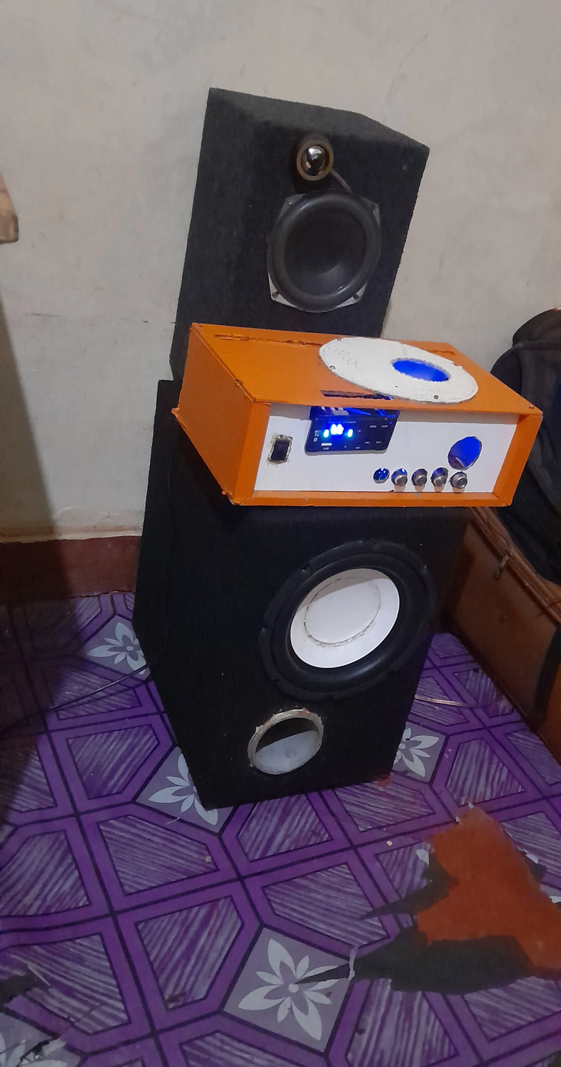 Red-board power amplifier system with speakers